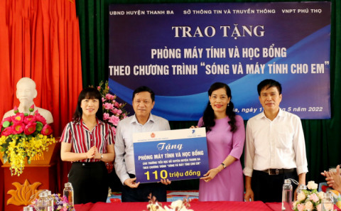 Sở Thông tin và Truyền thông Phú Thọ trao tặng phòng máy tính và học bổng cho trường Tiểu học Đỗ Xuyên, huyện Thanh Ba