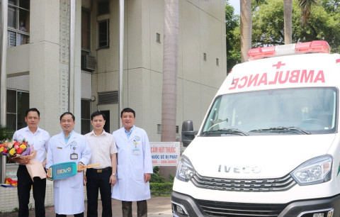 BIDV Hòa Bình trao tặng xe cứu thương trị giá 1,2 tỷ đồng cho Bệnh viện Đa khoa tỉnh