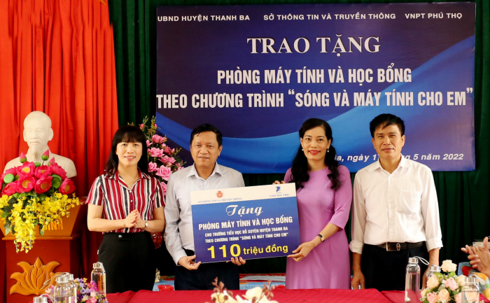 Phó Giám đốc Sở Thông tin và Truyền thông, Giám đốc VNPT Phú Thọ trao tặng biểu trưng phòng máy tính và học bổng trị giá 110 triệu đồng cho Trường Tiểu học Đỗ Xuyên