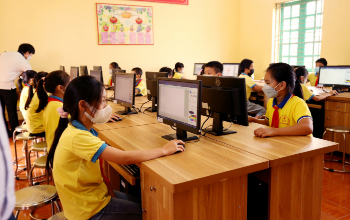 Phòng máy tính hiện đại với đường truyền tốc độ cao là điều kiện để thầy và trò Trường Tiểu học Đỗ Xuyên nâng cao chất lượng dạy và học