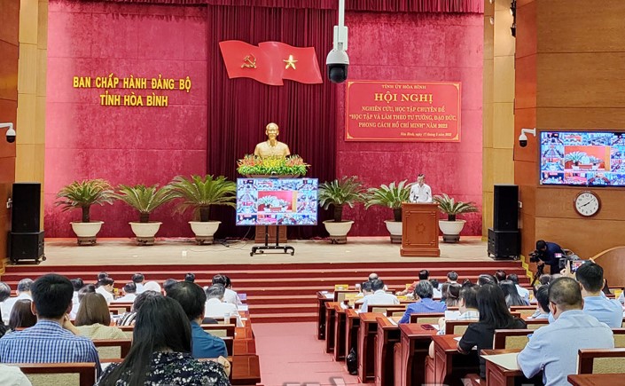 Ông Ngô Văn Tuấn, Uỷ viên BCH T.Ư Đảng, Bí thư Tỉnh ủy Hòa Bình phát biểu tại hội nghị.