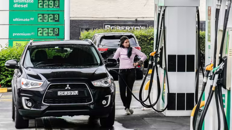 Một phụ nữ bơm nhiên liệu vào ô tô của mình tại một trạm dịch vụ ở Sydney. © AP