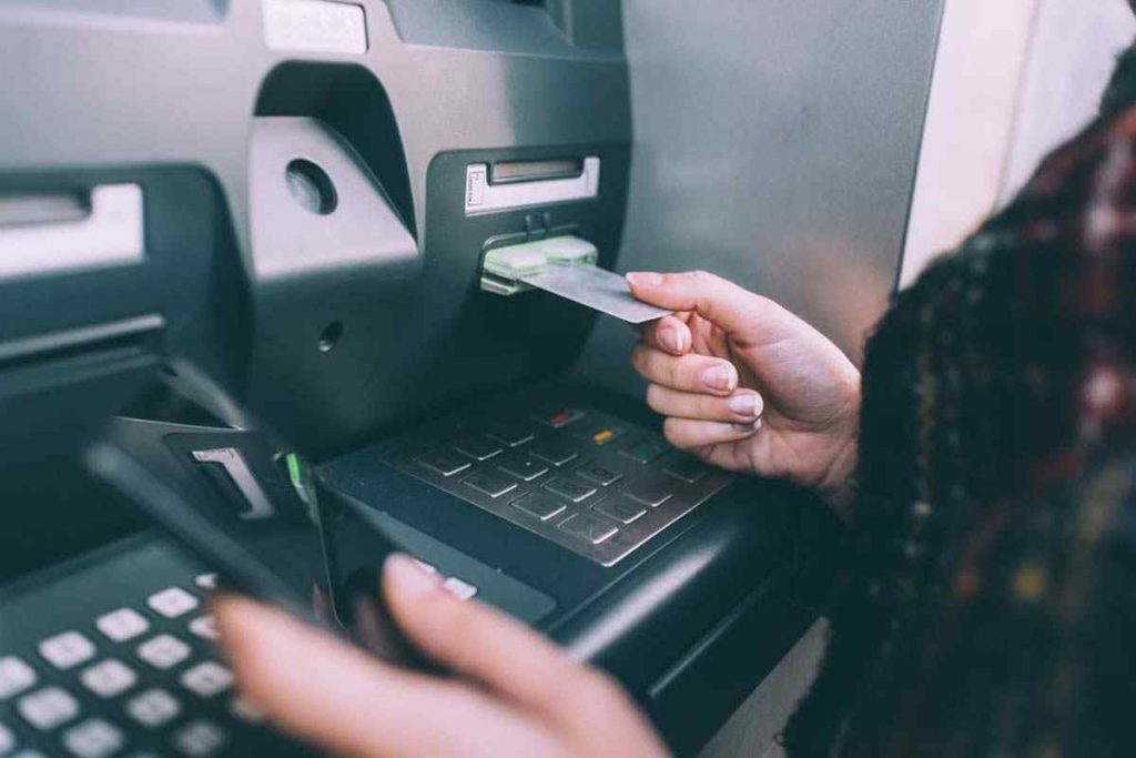 Các ngân hàng bắt đầu thực hiện giao dịch rút tiền từ ATM bằng thẻ CCCD