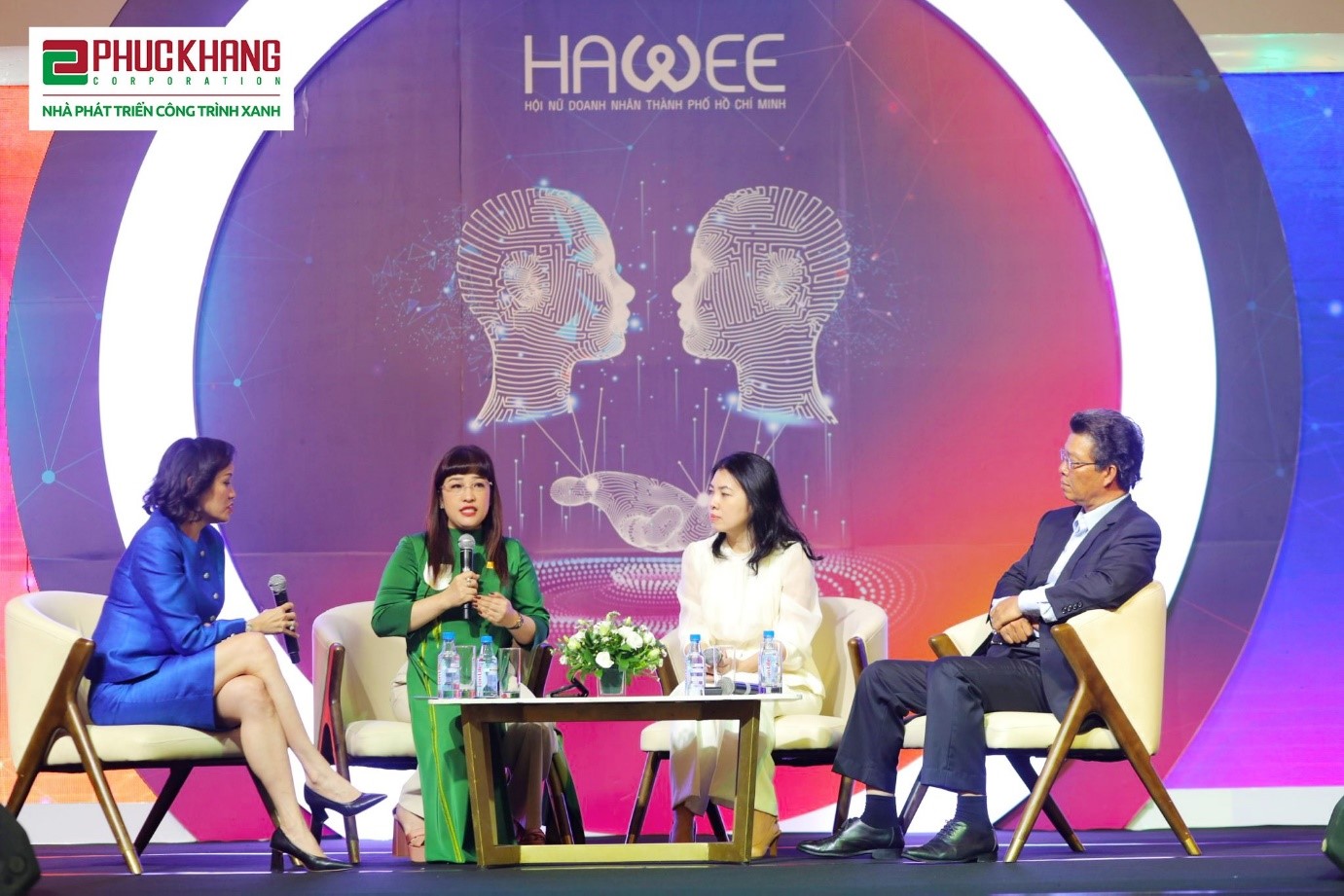 CEO Phuc Khang Corporation - Bà Lưu Thị Thanh Mẫu (áo dài xanh, thứ 2 từ trái qua) chia sẻ tại diễn đàn Hawee Leaders Forum 22