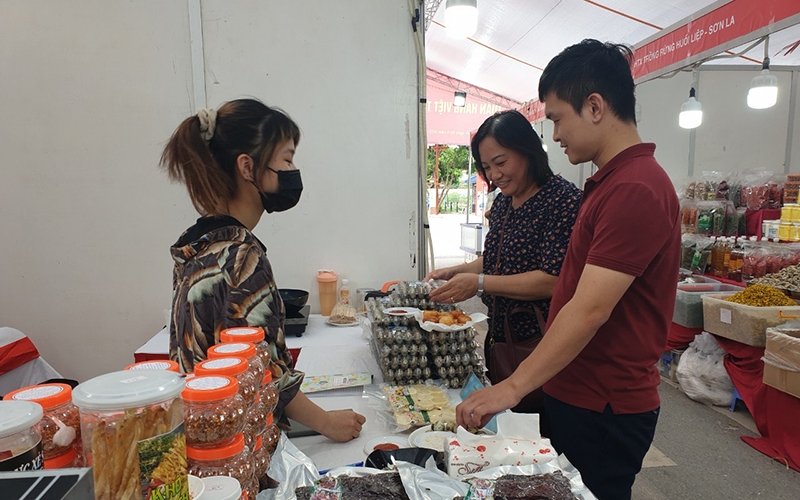 Consumers buy goods produced by domestic enterprises at Vietnamese Goods Week in Hanoi.