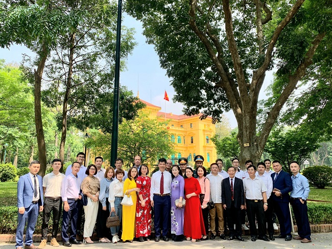 Đoàn đại biểu Đảng bộ Khối Doanh nghiệp quận Thanh Xuân chụp ảnh lưu niệm tại Phủ Chủ tịch