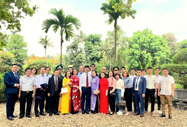 Đoàn đại biểu Đảng bộ Khối Doanh nghiệp quận Thanh Xuân chụp ảnh lưu niệm