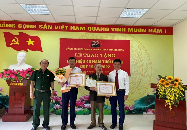Ban Thường vụ Đảng ủy Khối trao tặng Huy hiệu 40 năm tuổi Đảng cho đ/c Lê Văn Chính và đ/c Phạm Công Thoàng.