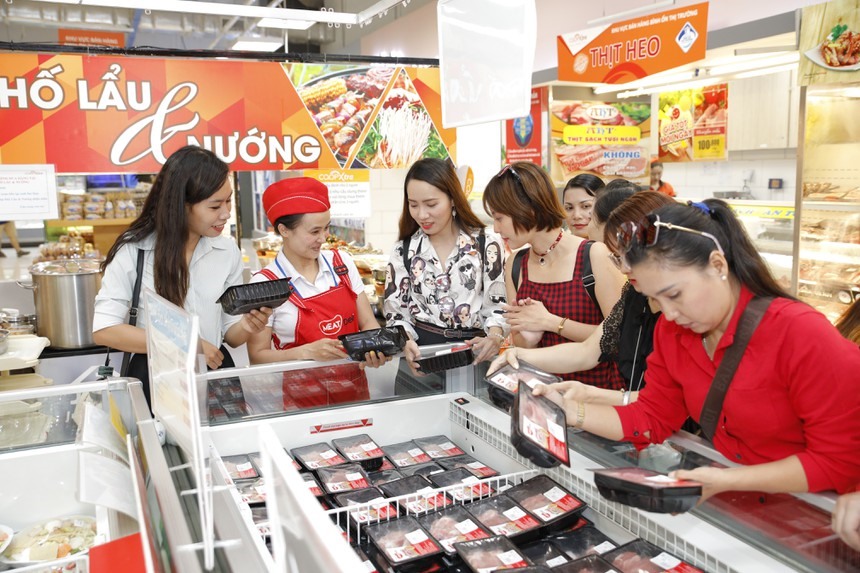 Customers buying MEATDeli, a product of Masan MEATLife, at a Vinmart+ store. — Photo thitmatmeatdeli.com