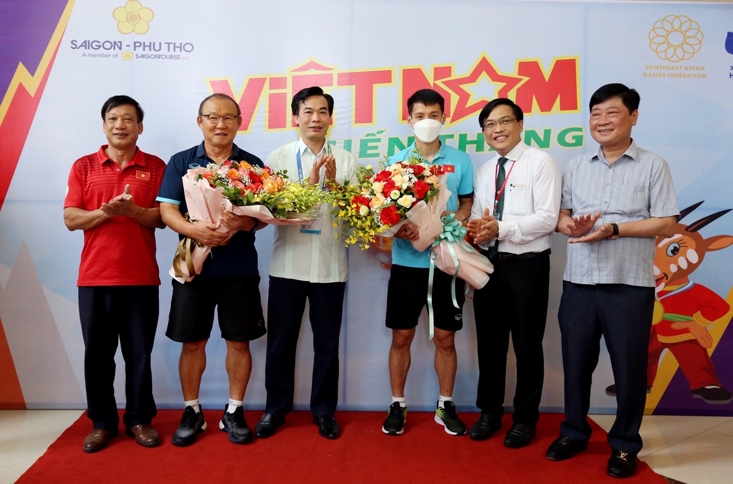 Đại diện Ban tổ chức môn Bóng đá nam SEA Games 31 tại tỉnh Phú Thọ tặng hoa chia tay đội tuyển U23 Việt Nam