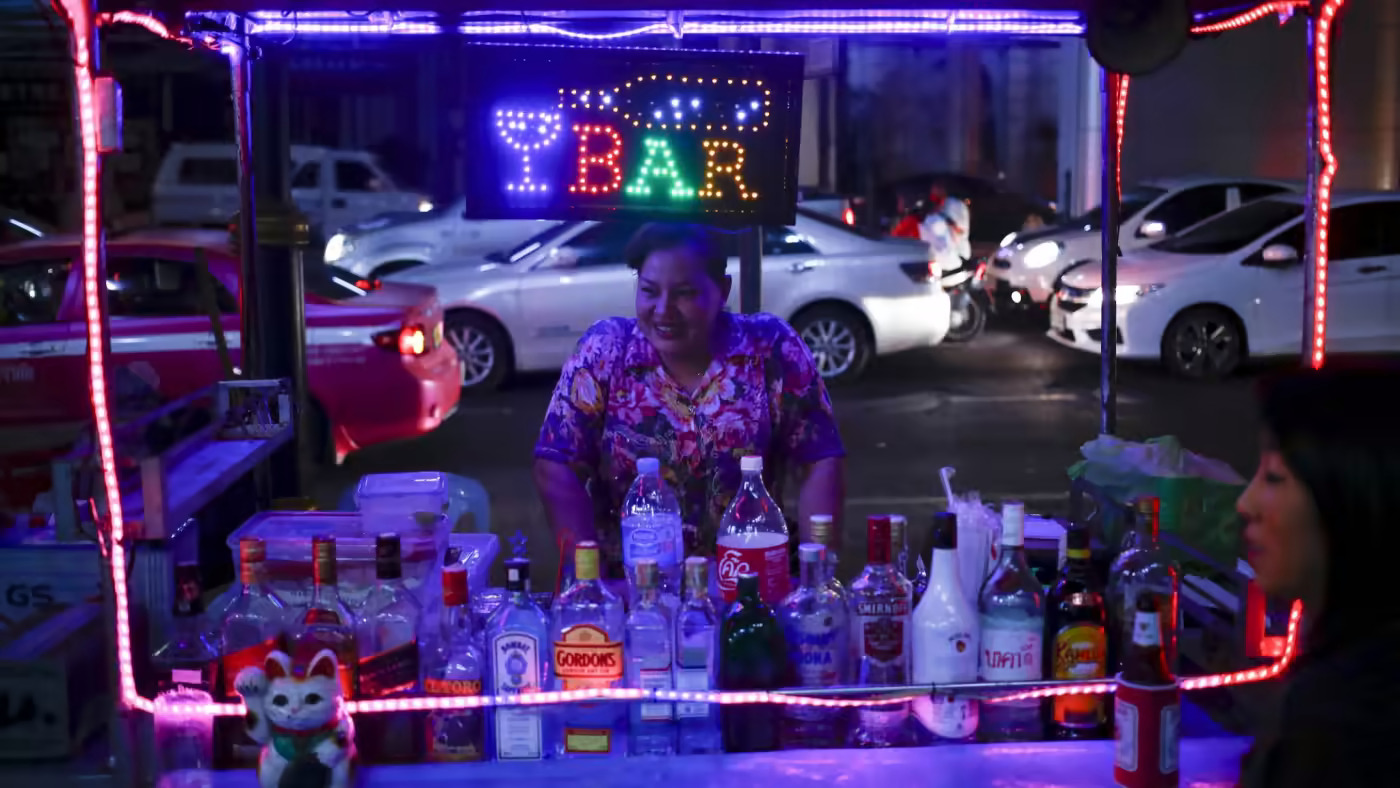 Một quán bar ở Bangkok trước đại dịch coronavirus.