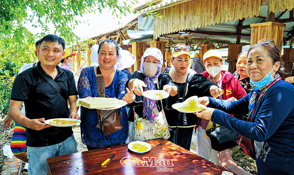 Dù chưa xây dựng được bản đồ ẩm thực, các tour - tuyến du lịch ẩm thực chuyên biệt, nhưng uy tín, thương hiệu ẩm thực Cà Mau đã được xây dựng vững chắc trong lòng du khách, với vị trí là sản phẩm du lịch chiến lược của địa phương. Ảnh: QUỐC RIN