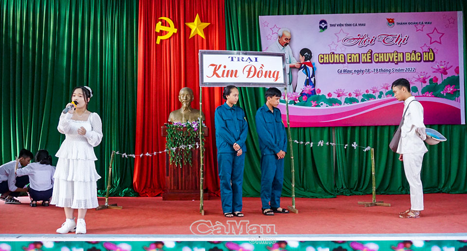 Tiết mục đạt giải Nhất của em Cao Song Ngọc, học sinh lớp 7D, Trường THCS Tân Thành với câu chuyện “Bác Hồ đến với các cháu mồ côi ở trại Kim Đồng”. Ảnh: HẰNG MY