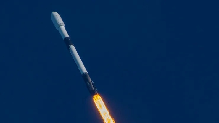 Một tên lửa Falcon 9 phóng một loạt vệ tinh Starlink lên quỹ đạo vào ngày 29 tháng 4 năm 2022.