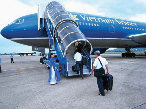 Passengers board a Vietnam Airlines jet. The airline's loss has contributed to the contraction of SCIC's consolidated profit in 2021. Photo nld.com.vn