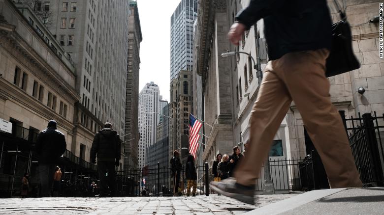 Mọi người đi dạo qua Sở Giao dịch Chứng khoán New York (NYSE) vào ngày 4 tháng 4 năm 2022 tại Thành phố New York.