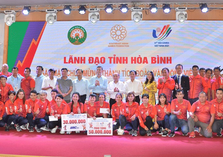 Lãnh đạo tỉnh Hòa Bình và thành viên Ban tổ chức chúc mừng đội tuyển Xe đạp Quốc gia Việt Nam.