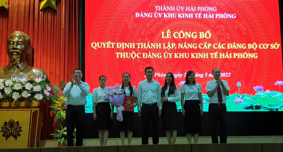 Lãnh đạo Đảng ủy ban Quản lý Khu kinh tế Trao Quyết định và tặng hoa chúc mừng Đảng bộ Công ty Công ty TNHH Regina Miracle Việt Nam .