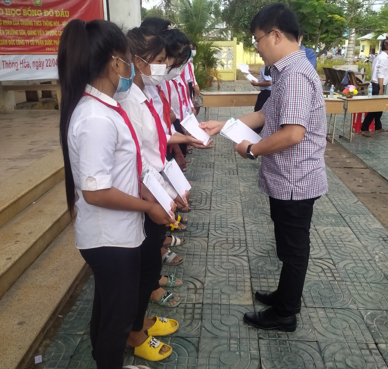 Ông Hà Ngọc Sơn, Tổng Giám đốc TV.Pharm, Chi hội trưởng Chi hội Giáo dục chăm sóc sức khỏe cộng đồng TVPharm trao tặng học bổng cho các em học sinh.