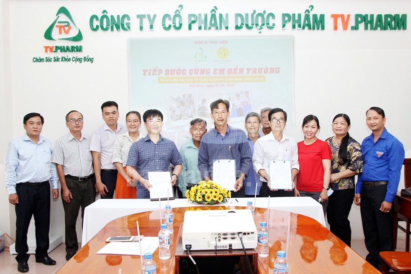 Lãnh đạo TV.Pharm thực hiện việc ký kết với 02 trường trước sự chứng kiến của đại diện chính quyền địa phương xã Hòa Ân và Thông Hòa, huyện Cầu Kè.
