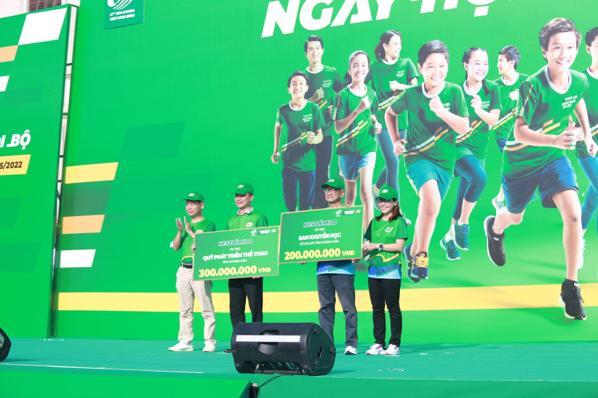 In the event of Walking Day 2022, Nestlé MILO donated to the Sports Development Fund and the Study Promotion Fund of Khanh Hoa province with a total value of 500 million VND