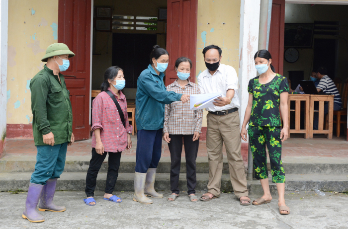 Cán bộ khu Hùng Nhĩ, thị trấn Thanh Sơn, huyện Thanh Sơn trao đổi với người dân về công tác giải phóng mặt bằng thực hiện dự án trên địa bàn