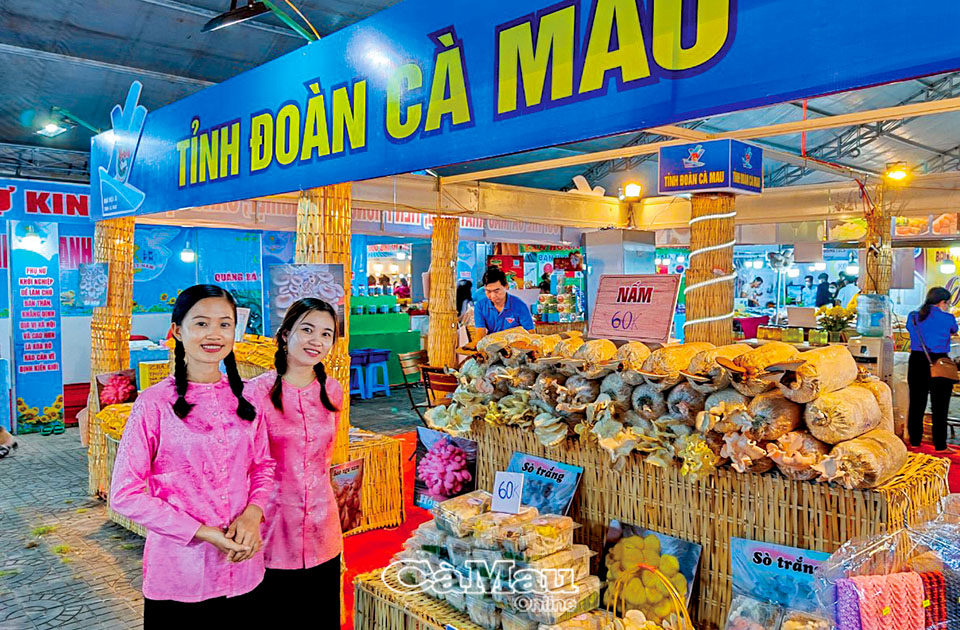 Trần Mai Ril (trái) được tạo điều kiện giới thiệu các sản phẩm nấm mà mình trồng, tại hội chợ mua sắm và ẩm thực hàng Việt Nam - Thái Lan.