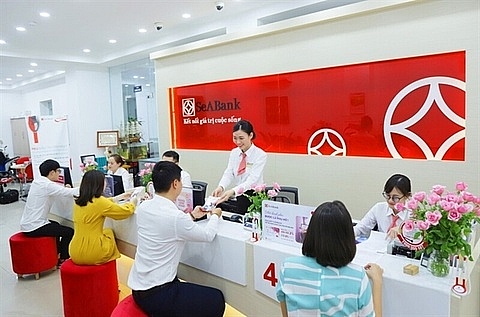 Customers at a SeABank branch. Moody’s has recently upgraded SeABank’s Baseline Credit Assessment (BCA) from B2 to B1. - Photo nganhangvietnam.vn