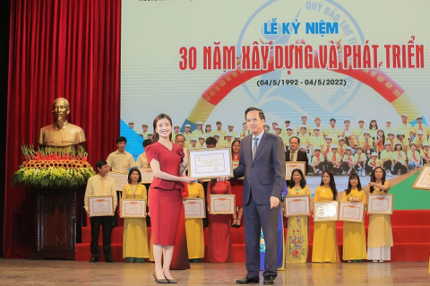 Natrumax's general director the certificate of merit was given to Vietnam by the ministry of labour, war invalids, and social affairs