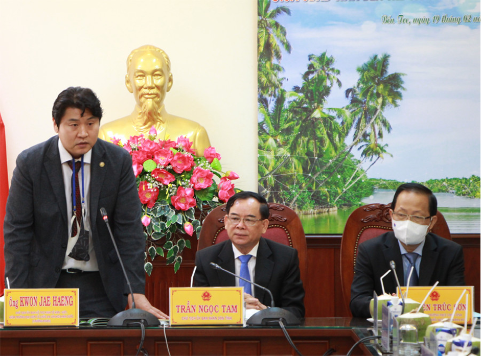 Mr Kwon Jae Haeng worked with the Standing People's Committee of the Ben Tre Province to look into the possibility of investment and trade cooperation between Ben Tre and Korea.