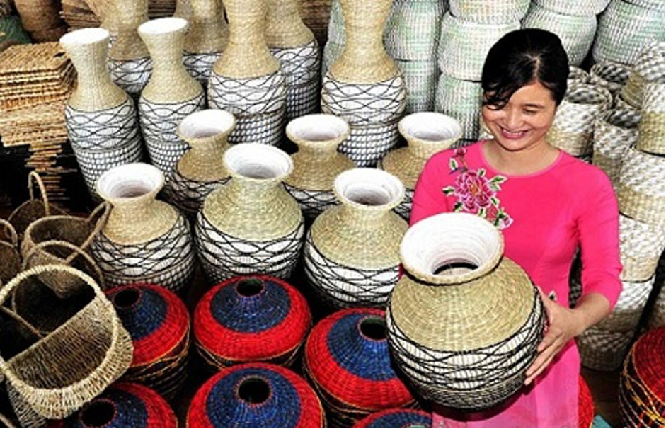 Some handicraft villages and some fine arts in Kim Son district (Ninh Binh) produce high-quality goods.