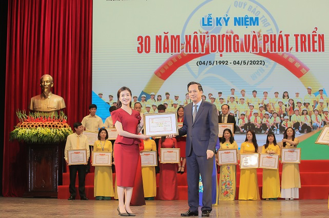 The Minister of Labor, War Invalids, and Social Affairs gave the Certificate of Merit to Ms Nguyen Thi Hong Tham, who is the General Director of Natrumax Vietnam.