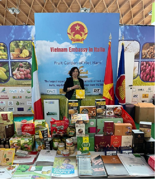 Honeco's delegate at the 39th International Fruit and Vegetable Fair - MacFrut 2022 is Ms Pham Thuy Duong