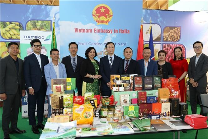 Ms Pham Thuy Duong, a Honeco representative (5th from the left), poses with Vietnamese delegations and entrepreneurs at the show