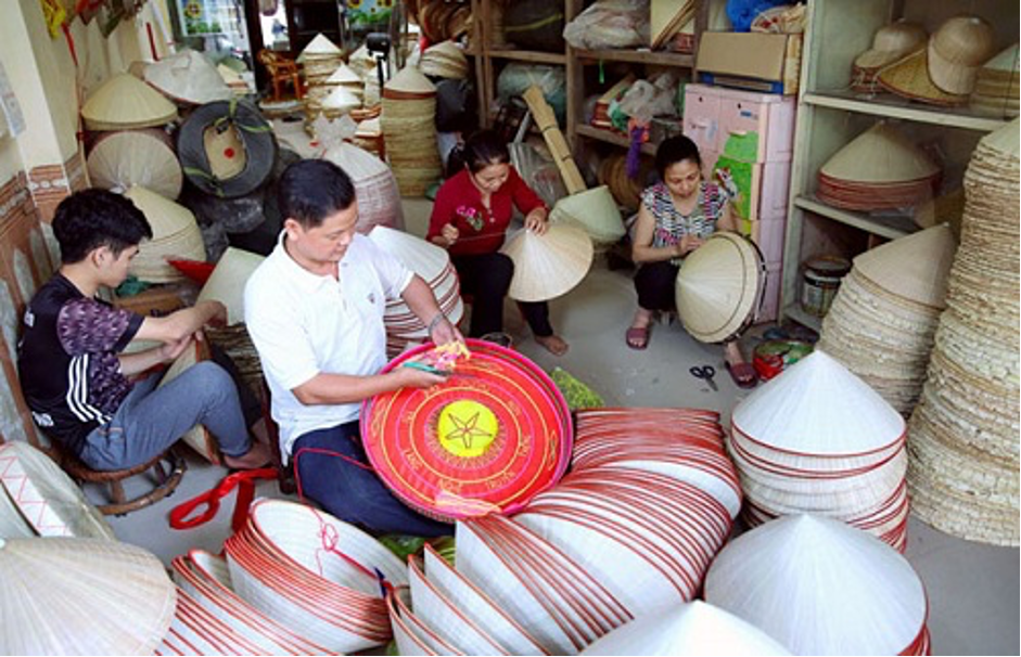 The craftsmen of Chuong village, Phuong Trung commune (Thanh Oai, Hanoi) strive to produce high-quality goods.