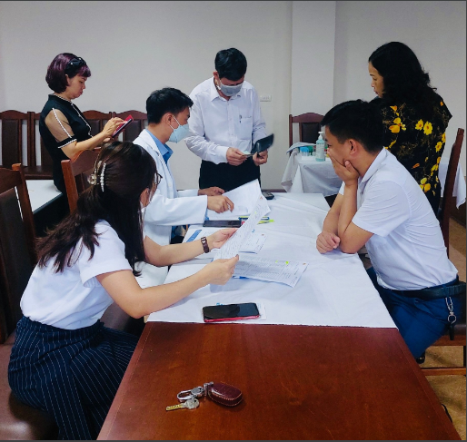 Cán bộ công chức, viên chức và người lao động của Sở TN&MT tỉnh Phú Thọ nghe bác sĩ tư vấn về sức khỏe
