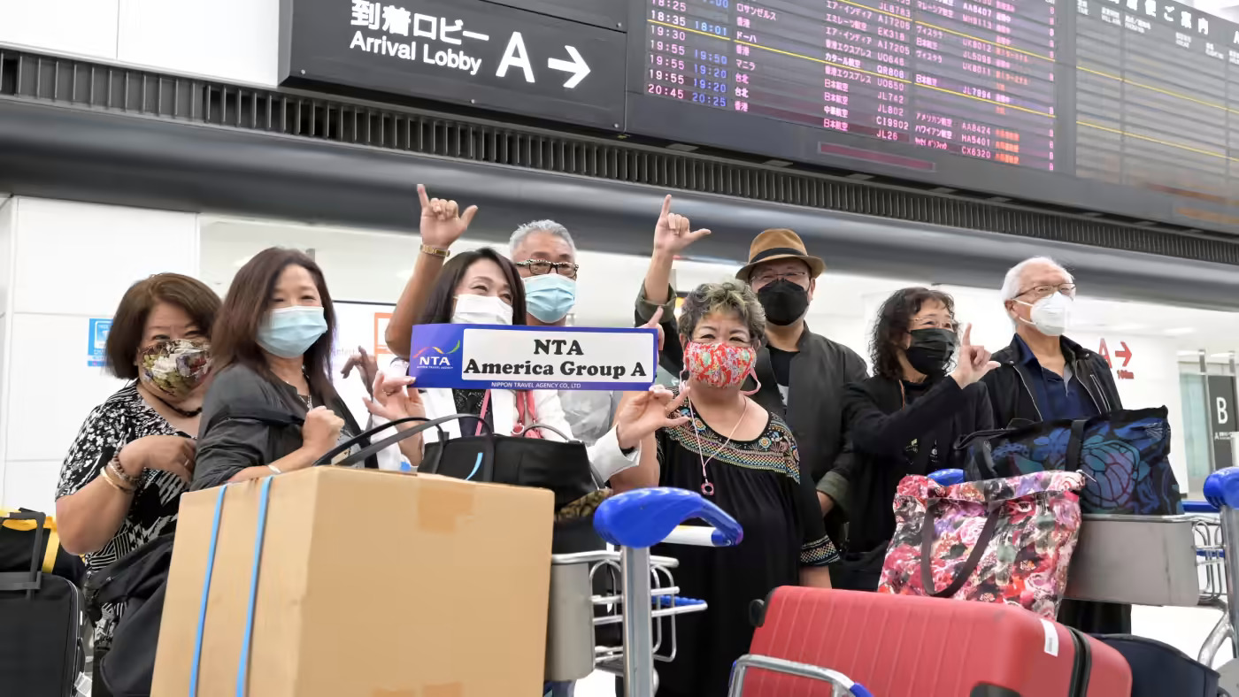 Du khách từ Mỹ đến sân bay Narita theo chương trình thí điểm của Nhật Bản để đón các đoàn du lịch từ nước ngoài vào ngày 24 tháng 5. (Ảnh của Konosuke Urata)