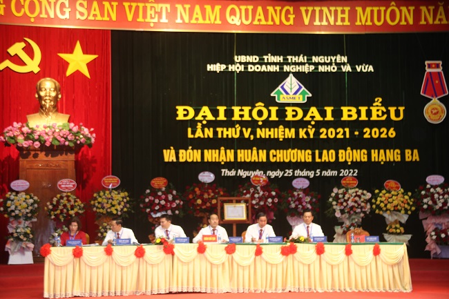 Đoàn Chủ tịch điều hành Đại hội đại biểu Hiệp hội doanh nghiệp nhỏ và vừa tỉnh Thái Nguyên.