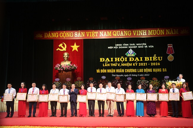 T.S Nguyễn Văn Thân - Chủ tịch Hiệp hội DNNVV Việt Nam trao quyết định khen thưởng cho tập thể và các cá nhân đạt thành tích xuất sắc.
