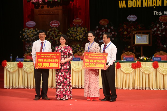 Ông Nguyễn Xuân Tốt và Ông Trần Đức Hạnh trao tặng biểu trưng cho Hội chữ thập đỏ và Mặt trận tổ quốc tỉnh