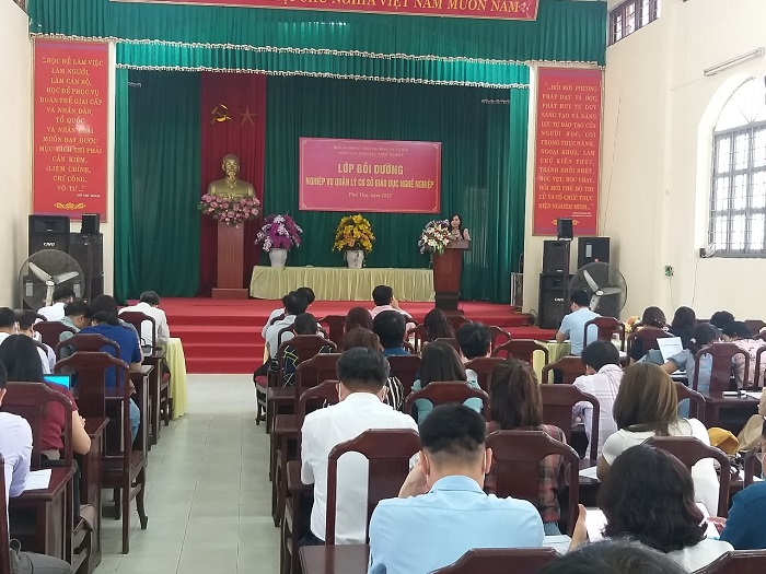 Bà Phan Thị Thanh Huyền - Trưởng phòng Giáo dục nghề nghiệp phát biểu tại Lễ Khai mạc lớp bồi dưỡng 