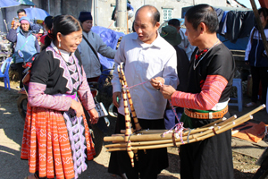 Phiên chợ vùng cao Pà Cò mang nét văn hóa đặc trưng của đồng bào dân tộc Mông ở huyện Mai Châu.