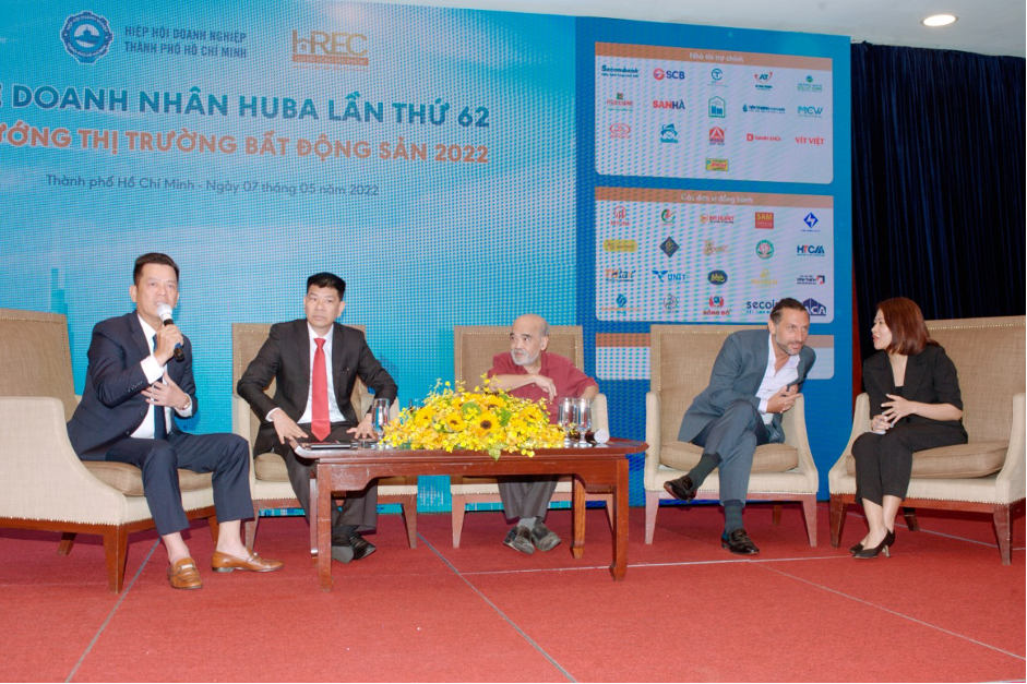 Mr Nguyen Quoc Bao, Chairman of the Ho Chi Minh City Real Estate Club (HREC), Mr Le Huu Nghia, General Director of the Le Thanh Real Estate Company, Assoc. Prof. Dr Dang Hung Vo, former Deputy Minister of Natural Resources and Environment, and Mr Mauro Gasparotti, Director of Savills Hotels Asia Pacific (from left).