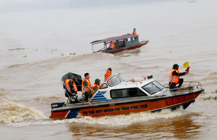 Tình huống cứu người bị nạn tại vùng bị chia cắt do mưa bão