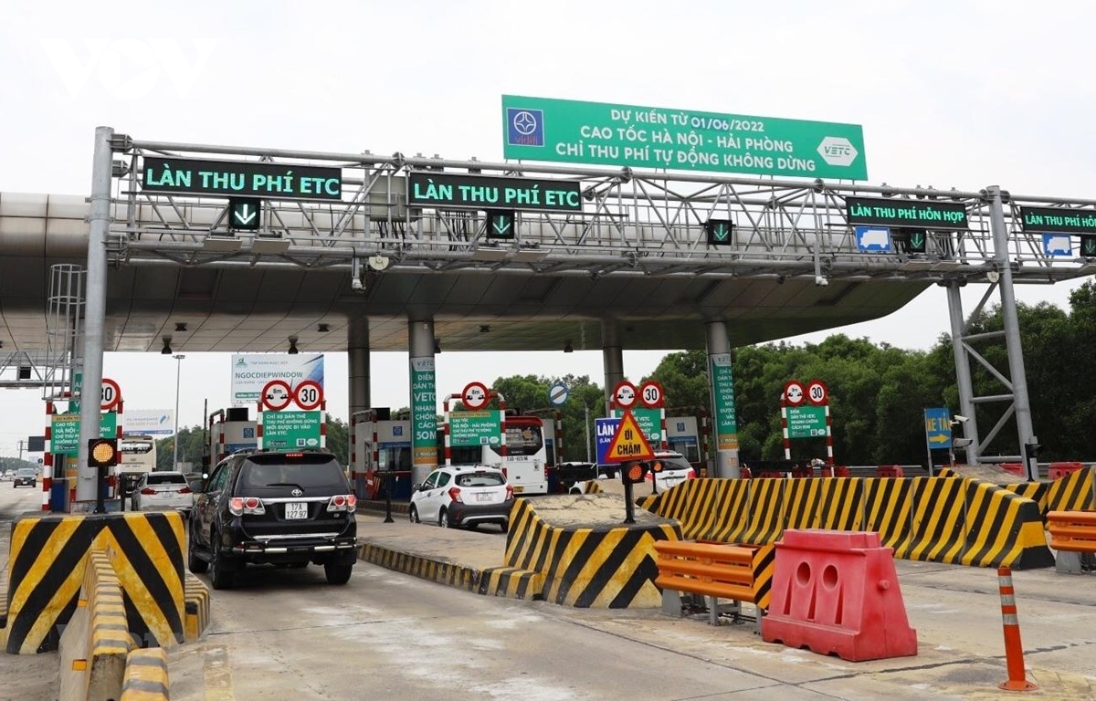 At the gates of toll stations on the country's contemporary and advanced investment routes, such as the Hanoi-Hai Phong highway, the picture is airy, convenient, and not congested, as of June 1