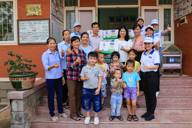 Chương trình Quỹ sữa Vươn cao Việt Nam trao tặng sữa cho trẻ em tỉnh Quảng Ngãi và Bình Định.