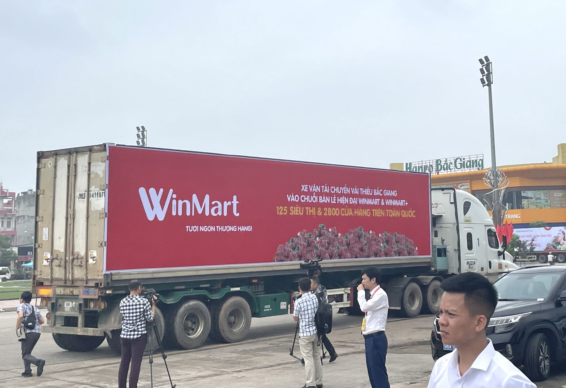 Xe tải vận chuyển vải thiều vào hệ thống WinMart_WinMart+