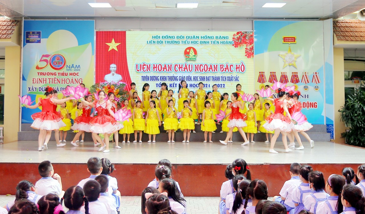 Tiết mục hát múa của đội văn nghệ học sinh trường tiểu học Đinh Tiên Hoàng