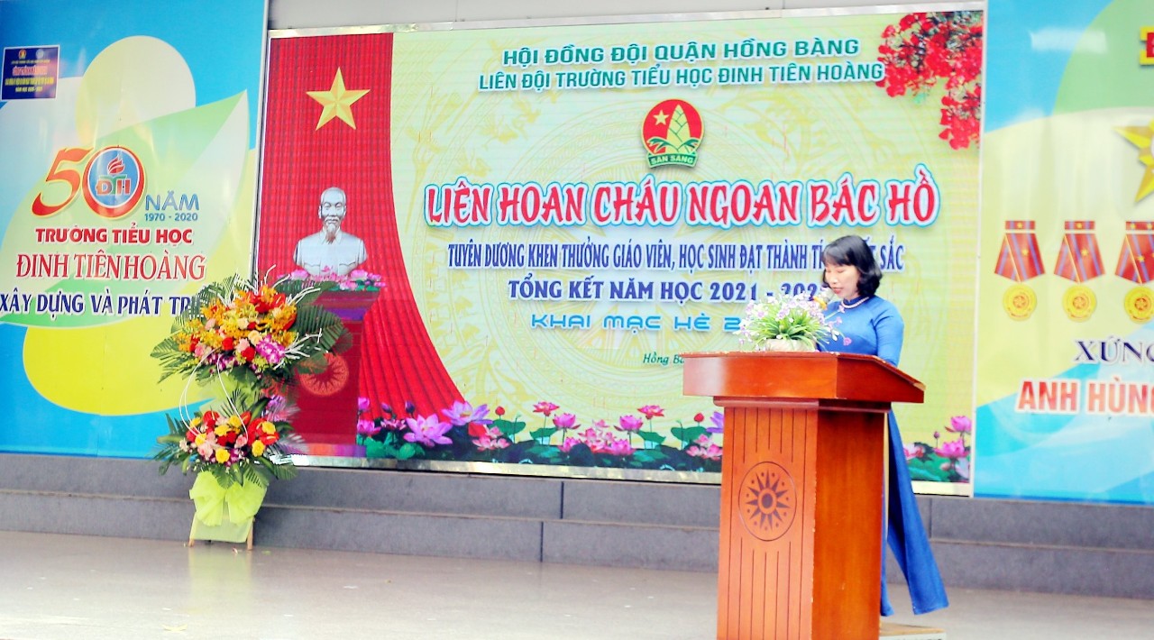 Bà Đoàn Thị Thu Hằng, Bí thư đăng ủy, Hiệu trưởng tiểu học Đinh Tiên Hoàng phát biểu tại buổi lễ
