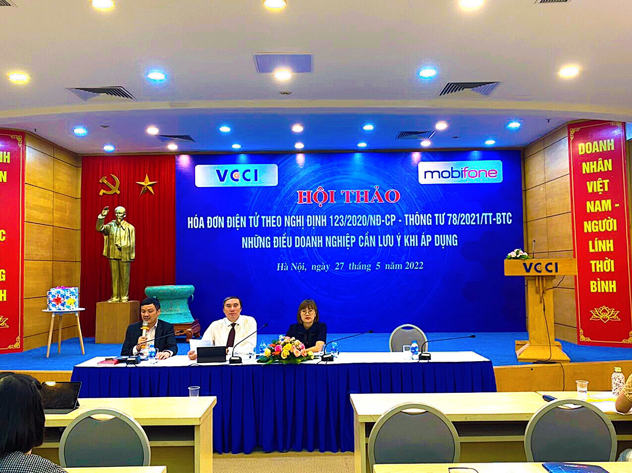 Ông Nguyễn Văn Phụng, Vụ trưởng quản lý thuế doanh nghiệp lớn của Tổng cục Thuế (giữa) phát biểu tại hội thảo.